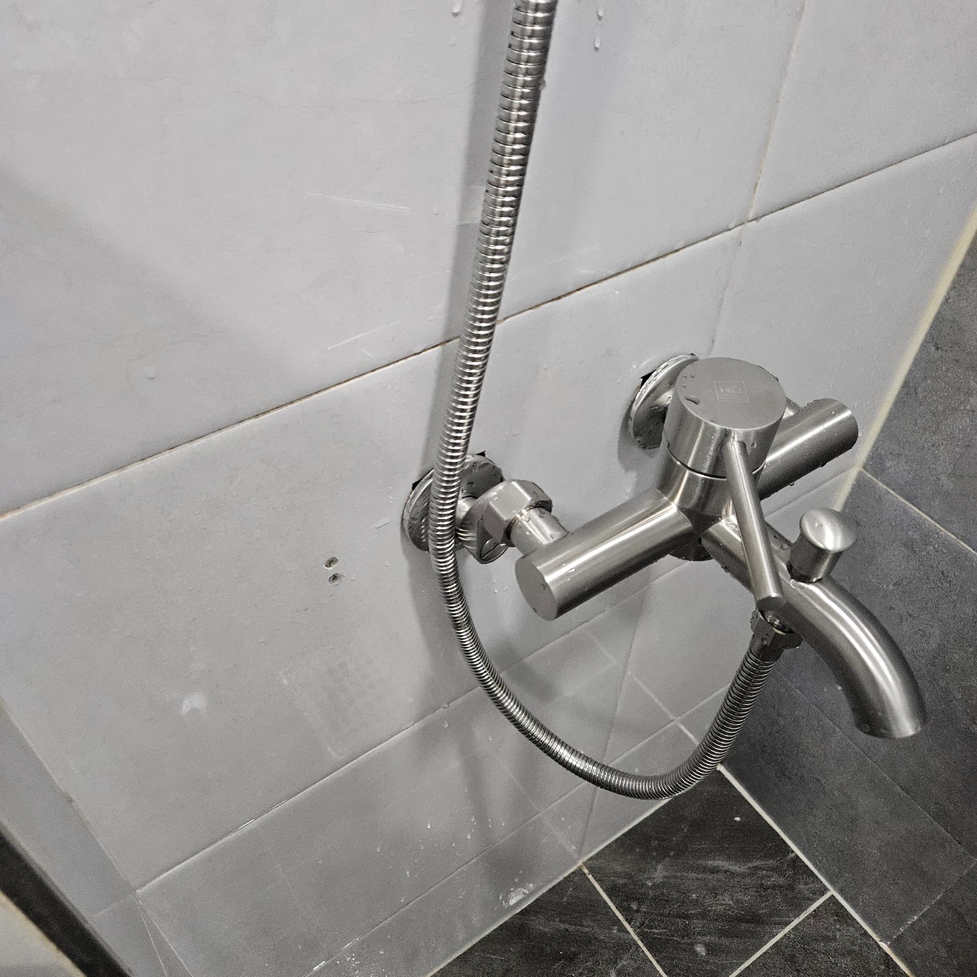 화장실 줄눈 곰팡이·물때 제거 - 입주청소 시공사례 시공 후 - 전문 청소 완료