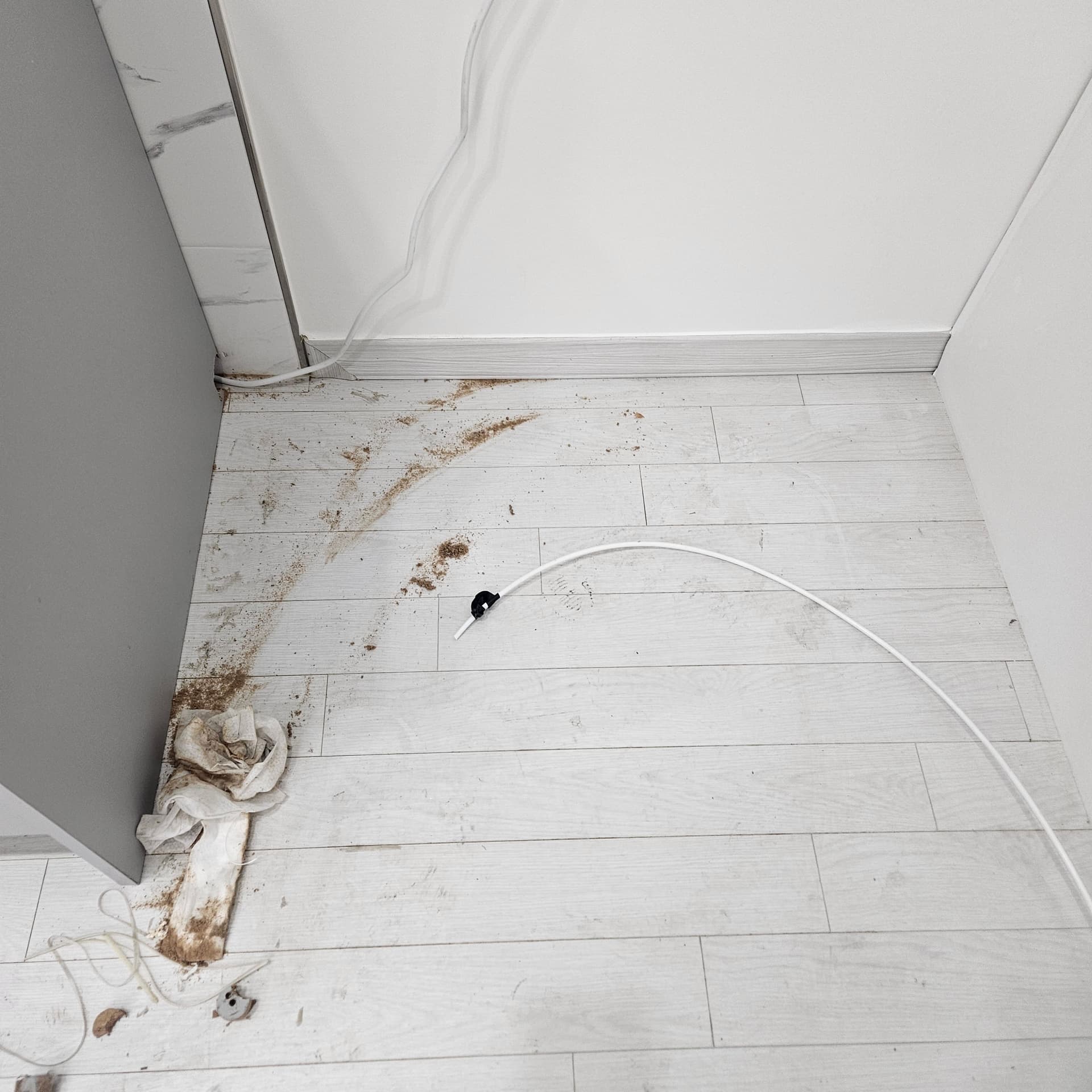 싱크대 뒤 벽면 오염 제거 - 입주청소 시공사례 시공 전 - 청소 전 상태